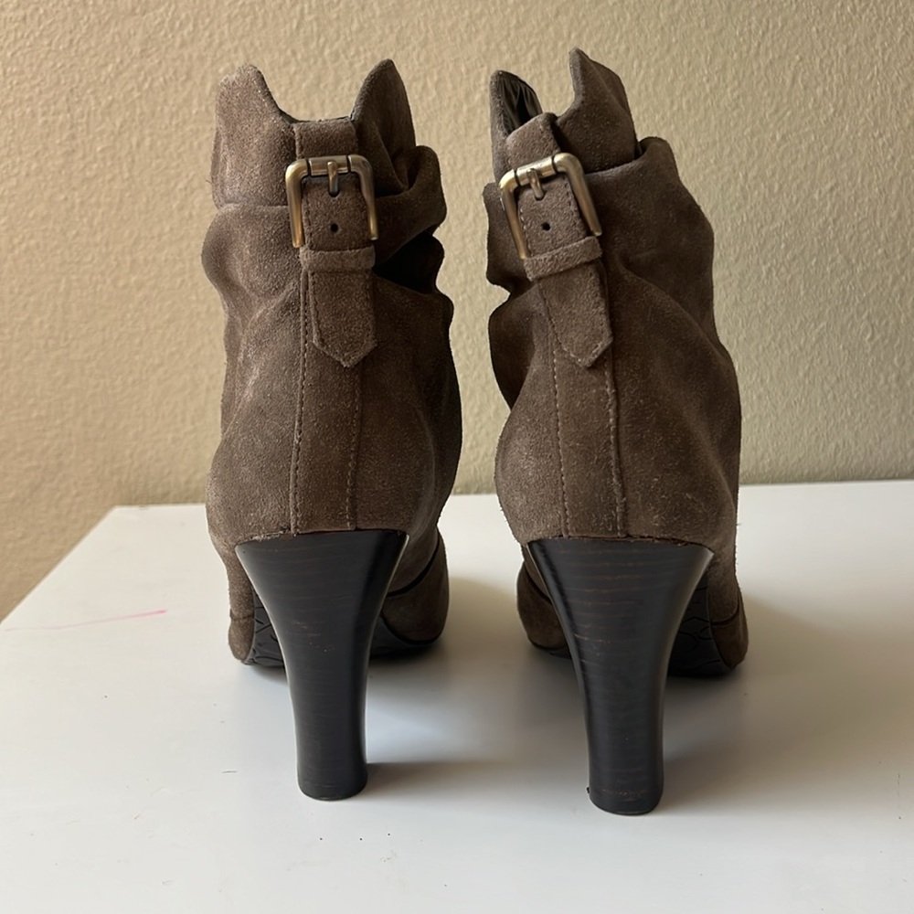 BCBG Paris Brown‎ Suede Women's Boots Bootie Size 8.5 - Picture 3 of 6